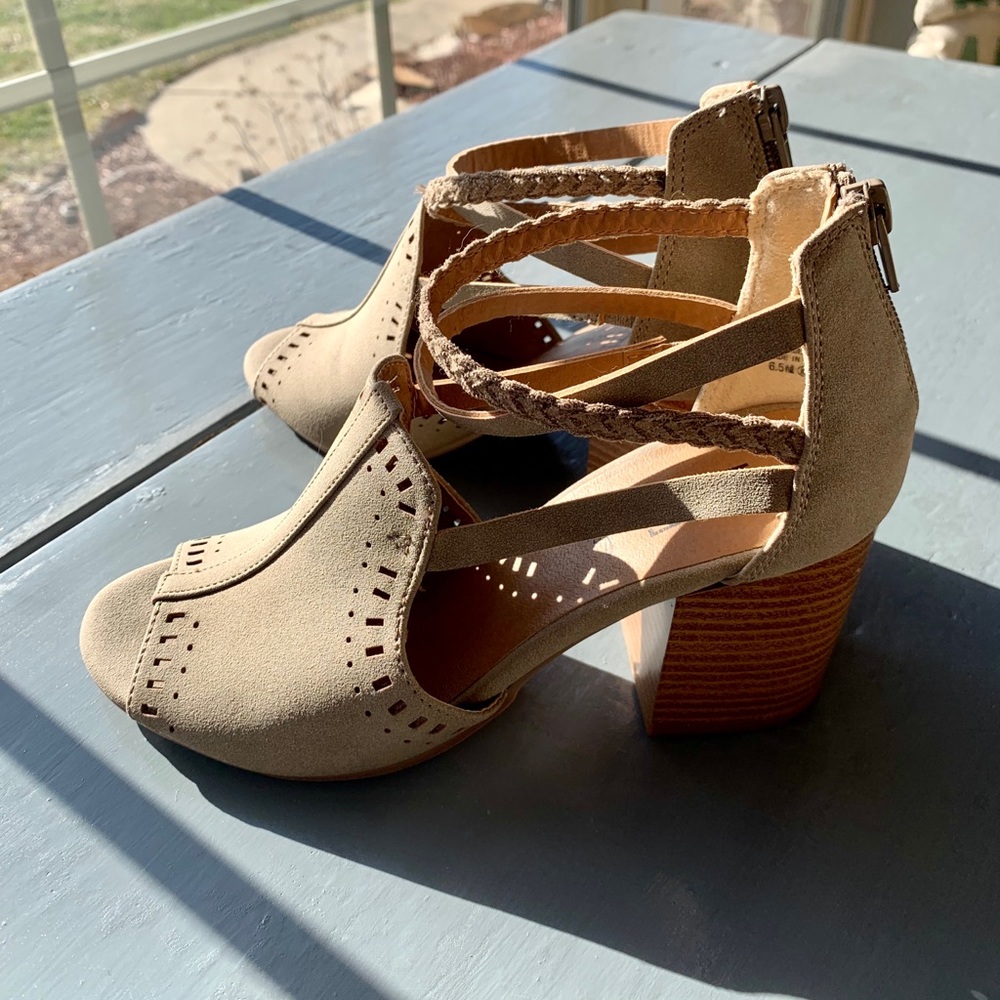Buckle Cream and Tan Heels for Elegant Style